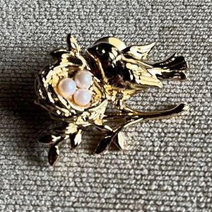 VINTAGE (1990) AVON MOTHER’S NEST PIN